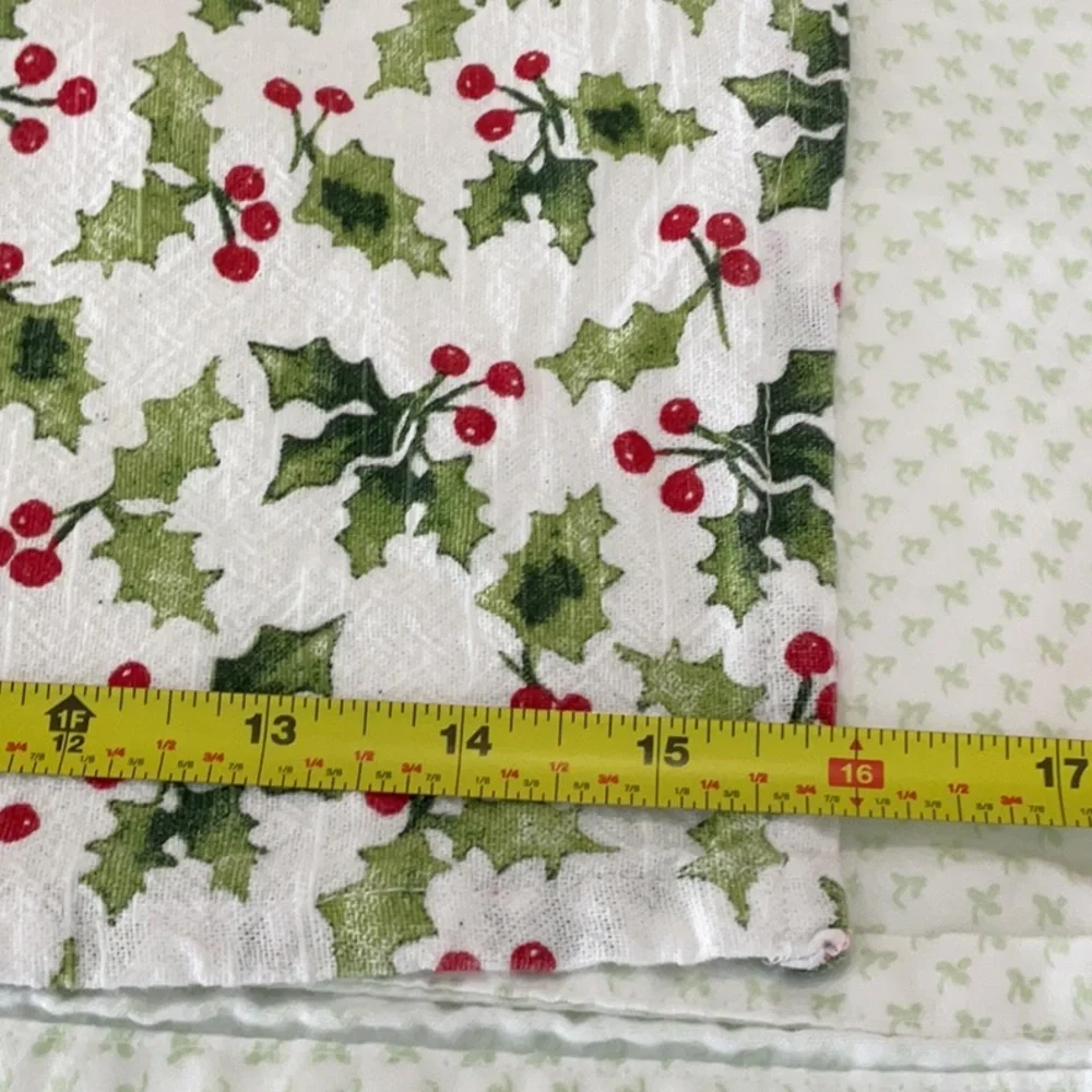 🎄 Cupcakes and Cashmere 6 napkins. Christmas Holly.